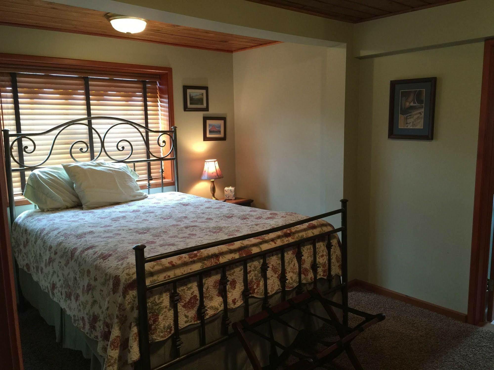 Whistling Swan Motel East Glacier Park Village ภายนอก รูปภาพ
