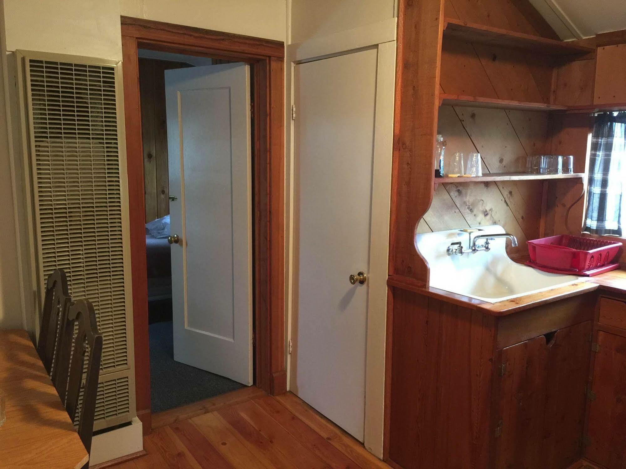Whistling Swan Motel East Glacier Park Village ภายนอก รูปภาพ