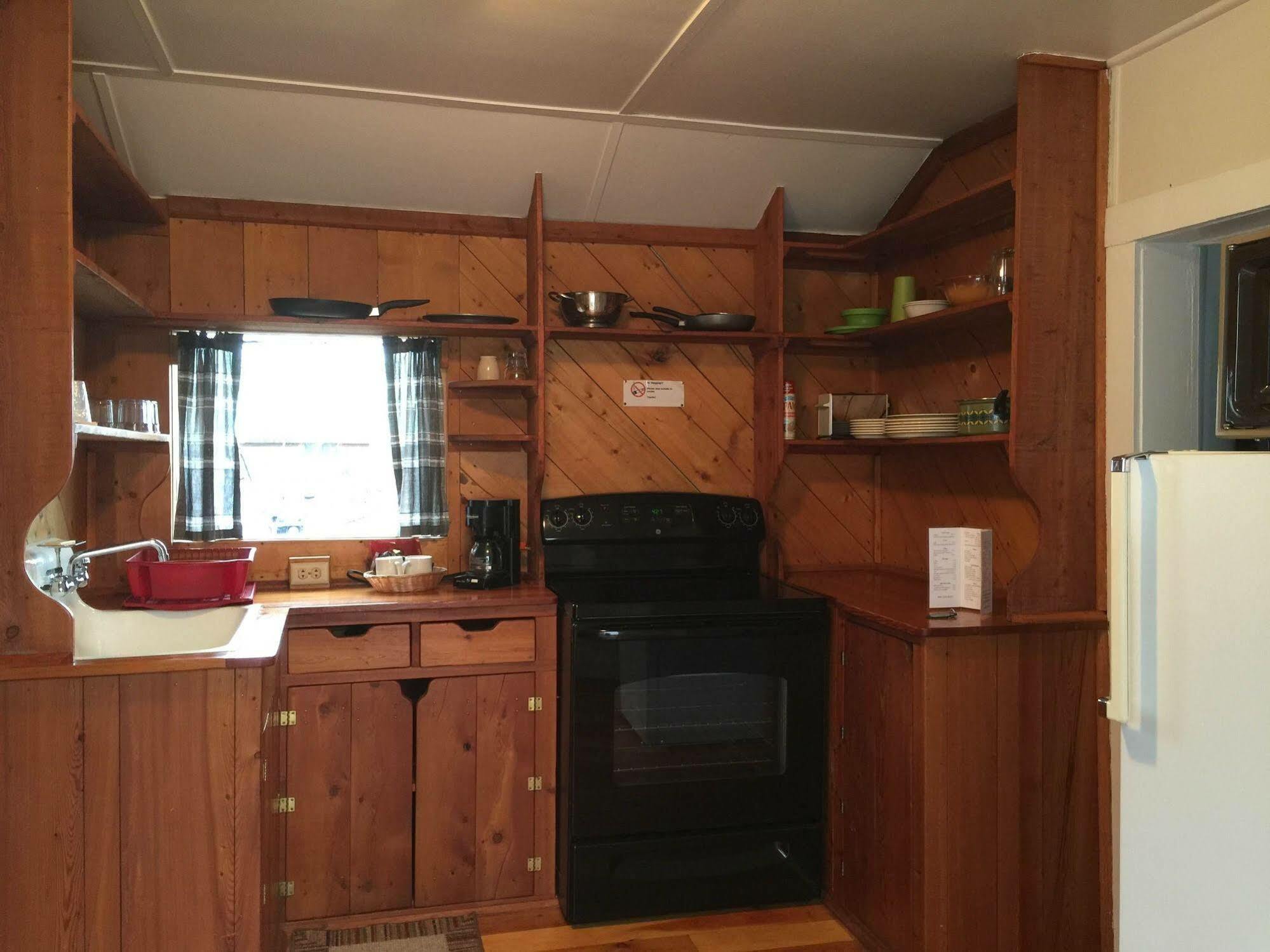 Whistling Swan Motel East Glacier Park Village ภายนอก รูปภาพ