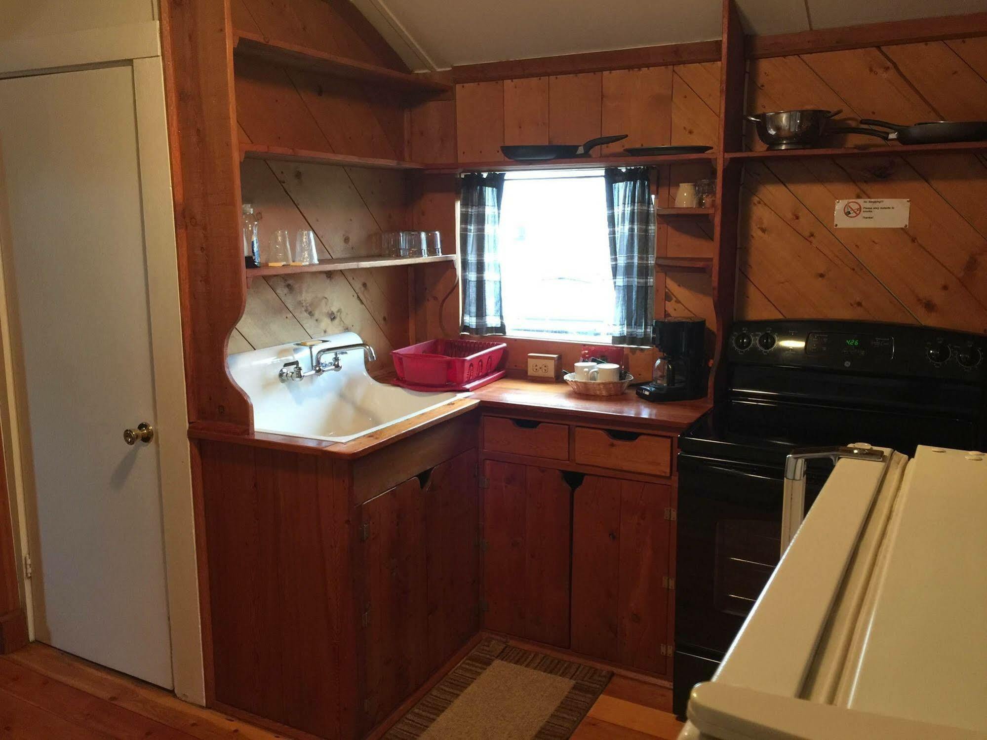 Whistling Swan Motel East Glacier Park Village ภายนอก รูปภาพ